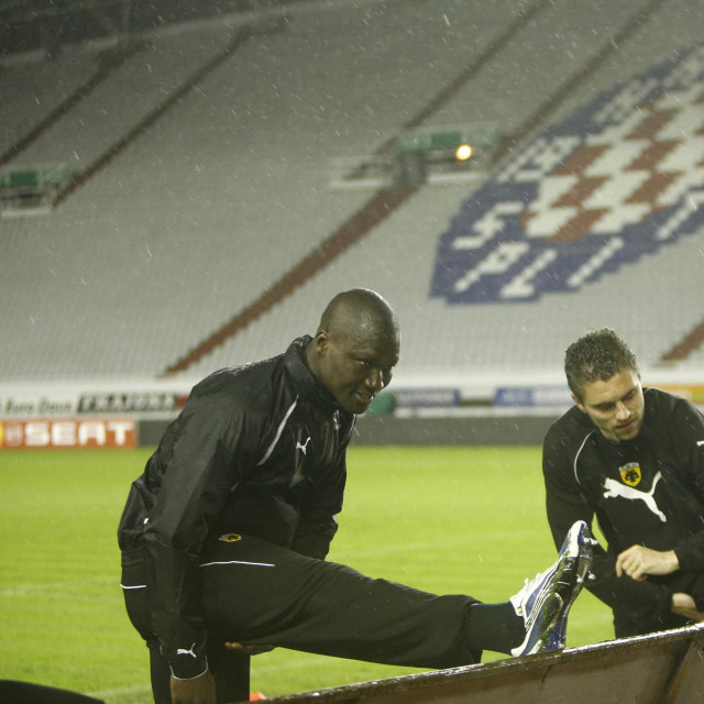 Prvi s lijeve strane Papa Bouba Diop, 2010. godine u dresu AEK-a prije utakmice Europske lige s Hajdukom
 