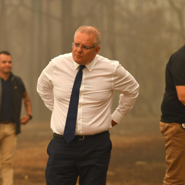 Australski premijer Scott Morrison snimljen početkom godine tijekom obilaska jednog od požarima opustošenih područja