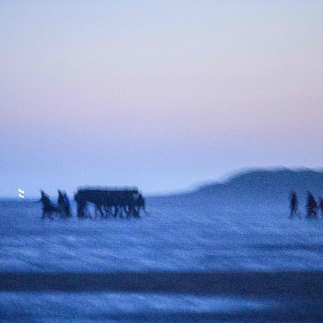 Migranti na plaži kod Dunkirka