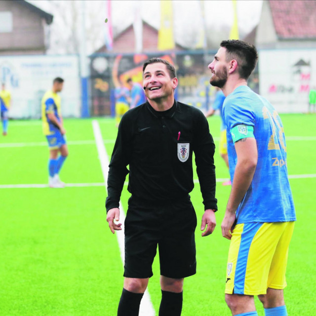 Uoči početka utamice lica su još bila nasmijana - Vedran Dalić (BSK, lijevo), sudac Josip Dugandžić i Tomislav Mazalović, kapetan Intera