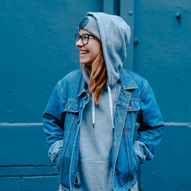 nasmijana djevojka, smijeh, osmijeh, plavo