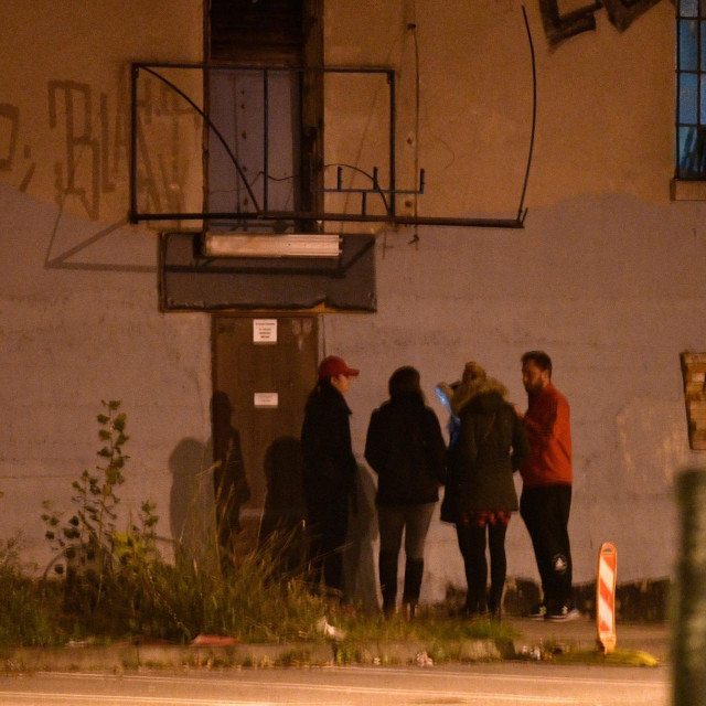 Mladi čekaju ispred kluba Paromlin dok mjere još nisu stupile na snagu