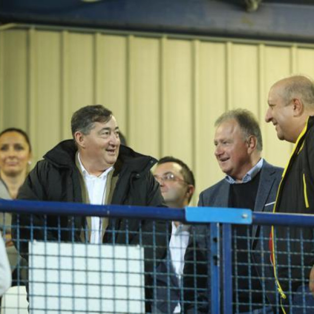 Lorinc Meszaros (u sredini)