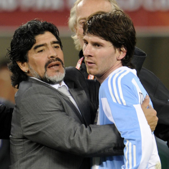 Zagrljaj Maradone i Messija na SP-u 2010.