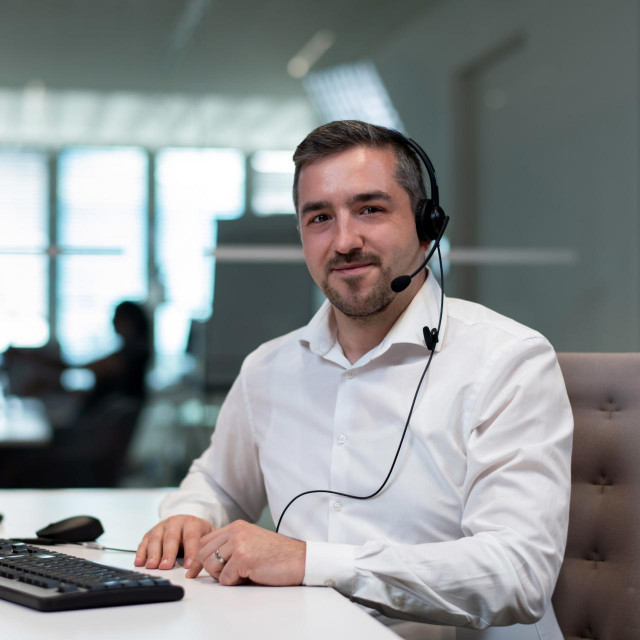 Dejan Pelajić, agent u CO pozivnom_centru