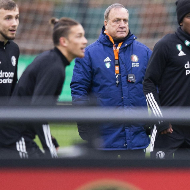 Feyenoordov trener Dick Advocaat s preostalim igračima na treningu uoči Dinama