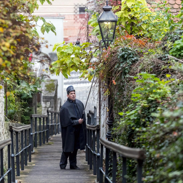 Zagreb, 101120.
Gornji grad.
Nazigac Sasa Alavanja pali i gasi plinske svjetiljke na Gornjem gradu, Opatovini i Kaptolu.
Na fotografiji: nazigac Sasa Alavanja.