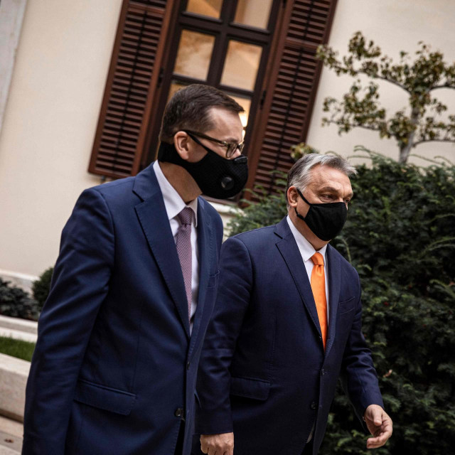 Poljski premijer Mateusz Morawiecki (lijevo) i njegov mađarski kolega Viktor Orban