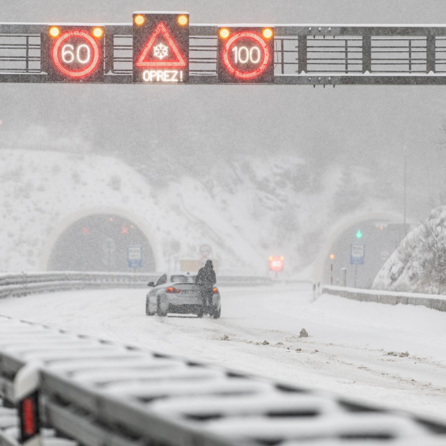Gorski kotar - automobil zapeo na maloj uzbrdici
