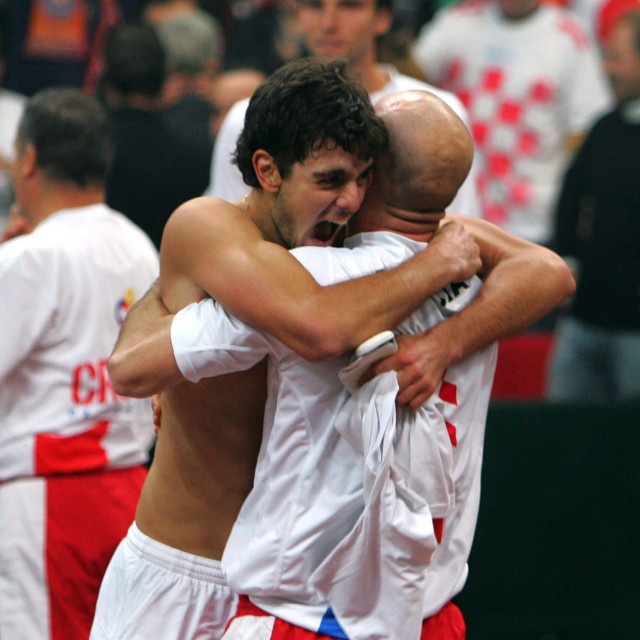 bratislava,041205
davis cup finale
ancic i ljubicic slave pobjeda
snimio:jakov prkic
-spo-