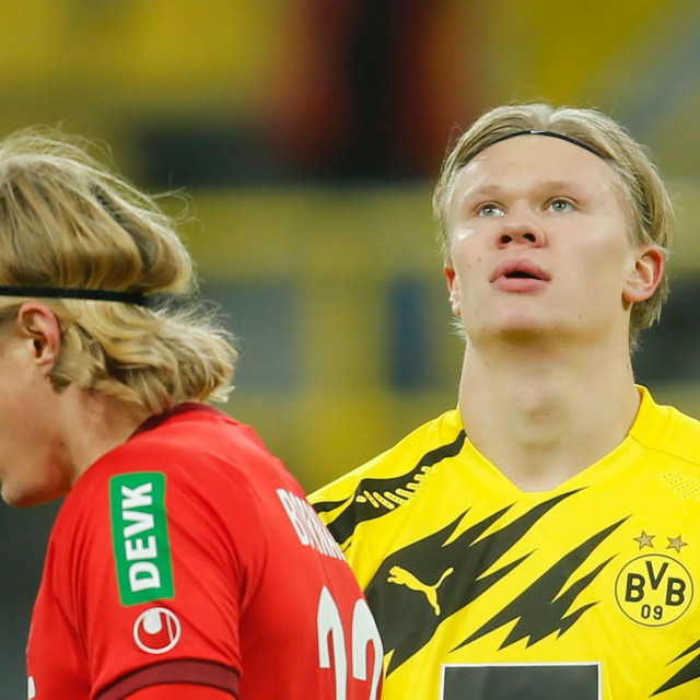Dortmund's Norwegian forward Erling Braut Haaland (R) reacts after a missed attempt on goal during the German first division Bundesliga football match BVB Borussia Dortmund v 1.FC Cologne at the Signal Iduna Park Stadium in Dortmund, western Germany, on November 28, 2020. (Photo by LEON KUEGELER/POOL/AFP)/DFL REGULATIONS PROHIBIT ANY USE OF PHOTOGRAPHS AS IMAGE SEQUENCES AND/OR QUASI-VIDEO