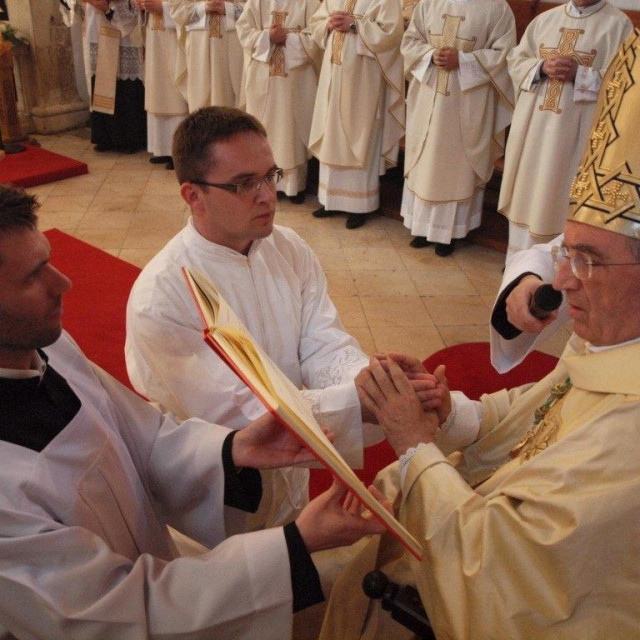 Don Tomislav Vlahović (u sredini s naočalama)