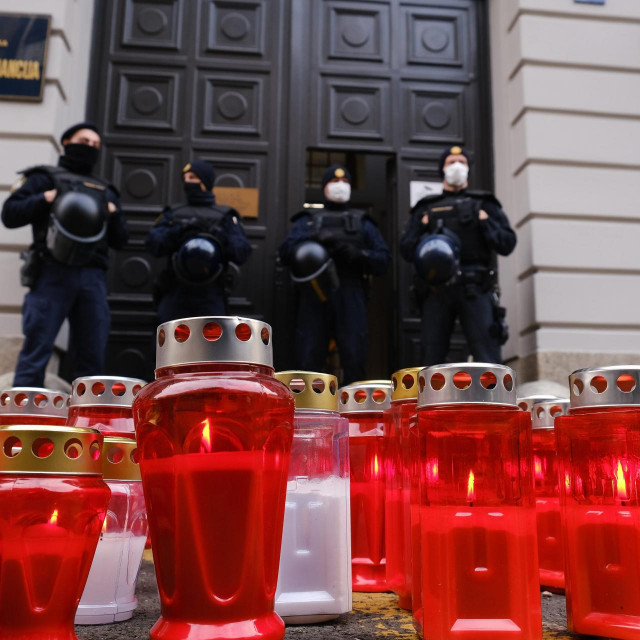 Upaljeni lampioni ispred Ministarstva financija