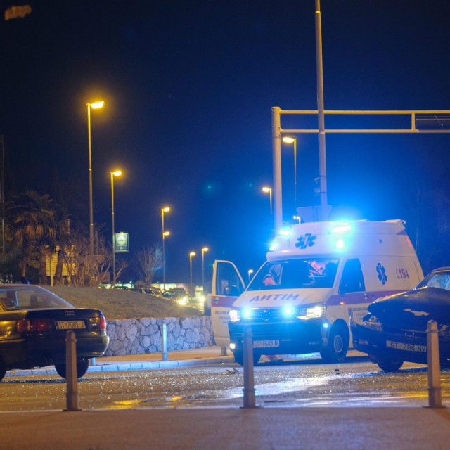 Prometna nesreća dogodila se nešto iza 18 sati na raskrižju Zrinsko Frankopanske ulice i Puta Supavla u blizini stadiona Poljud. Policijski uviđaj je u tijeku.