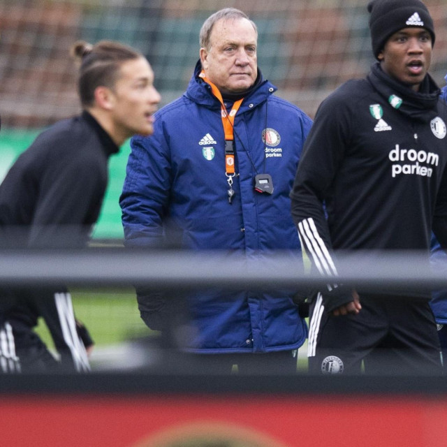 Dick Advocaat (u sredini) i Željko Petrović (prvi desno) na treningu Feyenoorda
