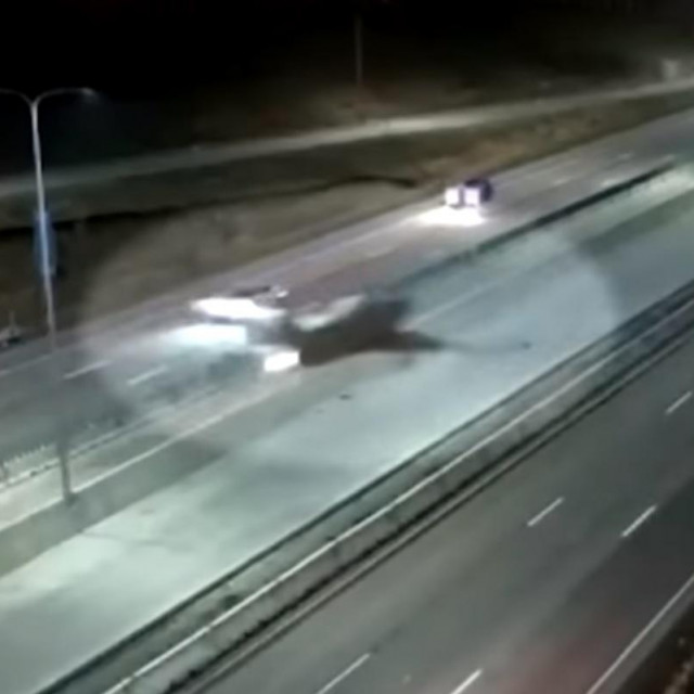 Avion sletio na autocestu