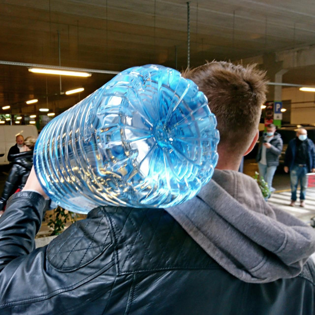 Građani moraju kupovati flaširanu vodu / Ilustracija
 