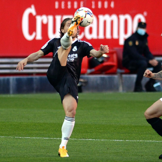 Luka Modrić (Real) i Ivan Rakitić (Sevilla)