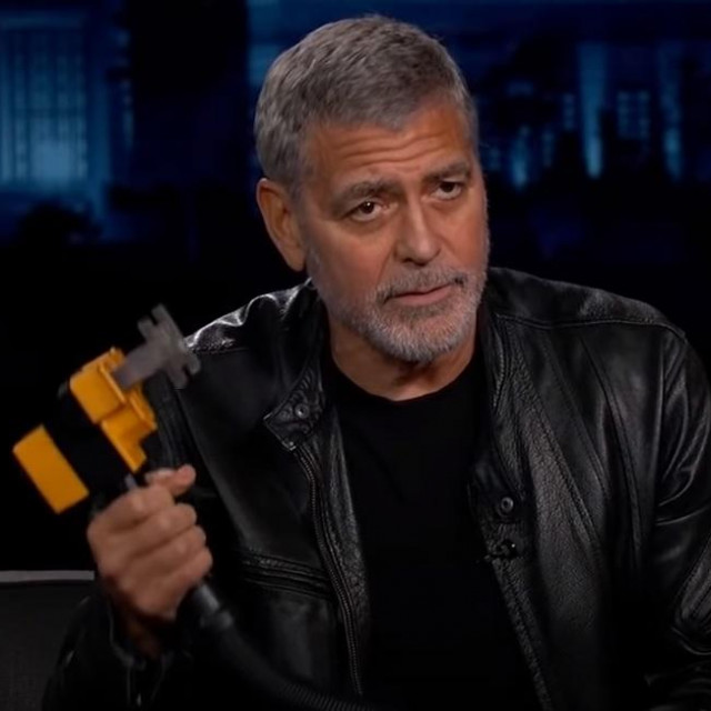 George Clooney demonstrira kako se koristi Flowbee