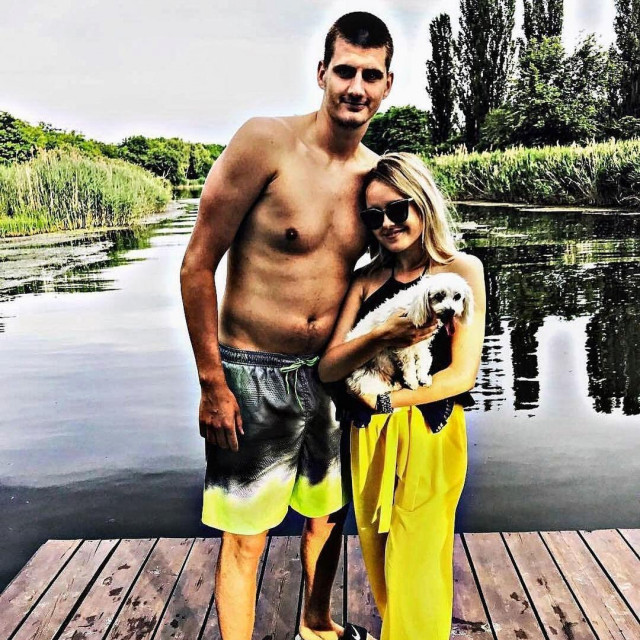Nikola Jokić sa suprugom