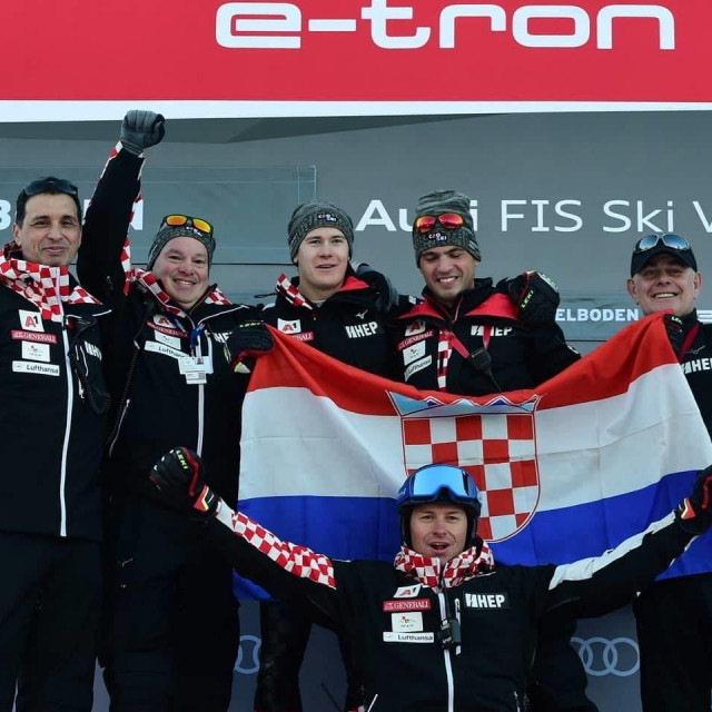 Horvat (drugi slijeva) u društvu Zorana Prše, Filipa, trenera Marka Šumana, tate Zubčić i Ivice Kostelić nakon Filipove pobjede u Naebi