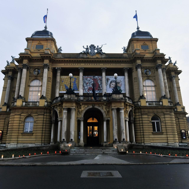 Djelatnici Hrvatskog narodnog kazališta oprostili su se od preminulog kolege Ante Topića paleći lampaše