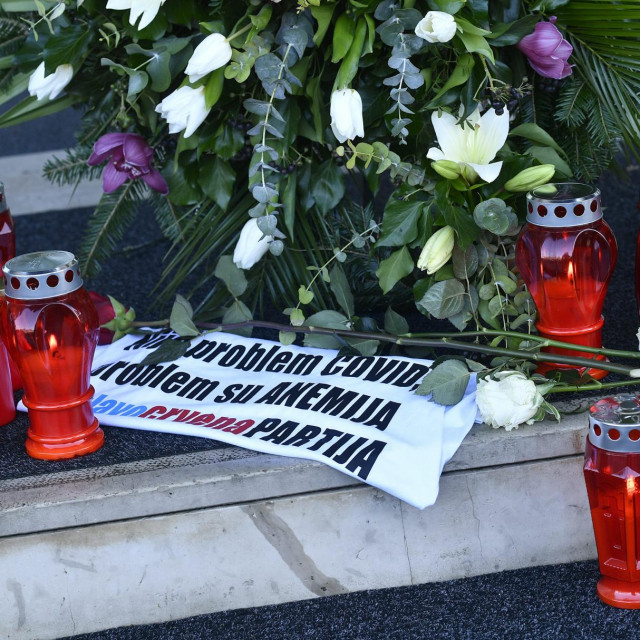 Predstavnici Udruge Glas poduzetnika su položili vijenac ispred Ministarstva gospodarstva i održivog razvoja, nezadovoljni radom toga ministarstva i ministra Tomislava Ćorića.
 