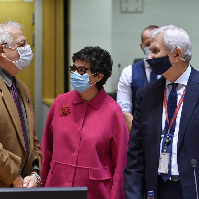 Šef diplomacije EU Josep Borrell (L) u razgovoru sa španjolskom kolegicom Aranchom Gonzalez Layom