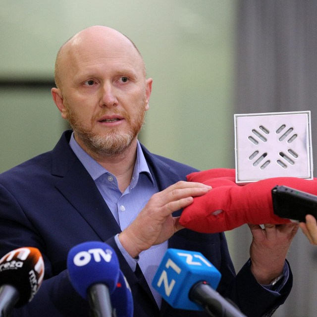 Renato Petek pokazuje sifon plaćen 44.000 kuna