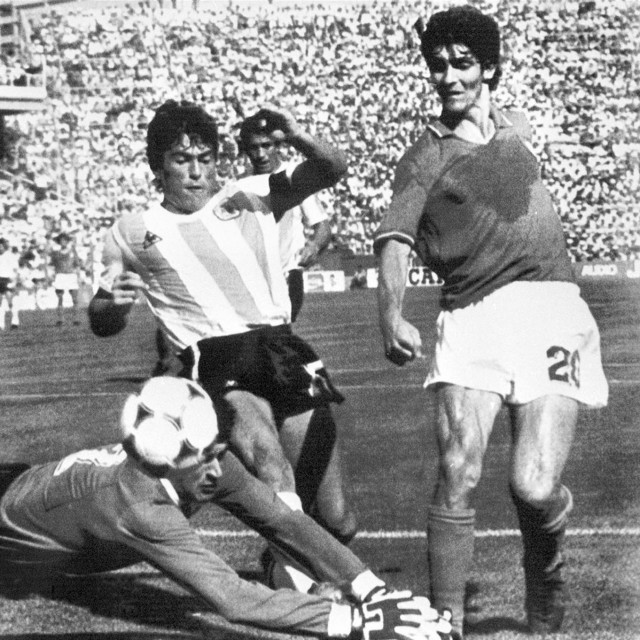 Ubaldo Fillol (dolje) i Daniel Passarella (lijevo) sprečavaju Rossija (desno) da zabije