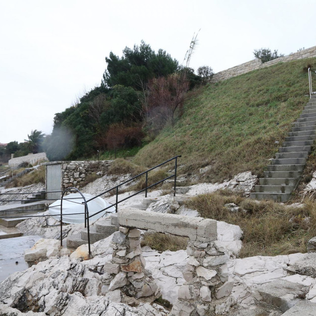 Bespravno betonirana plaža