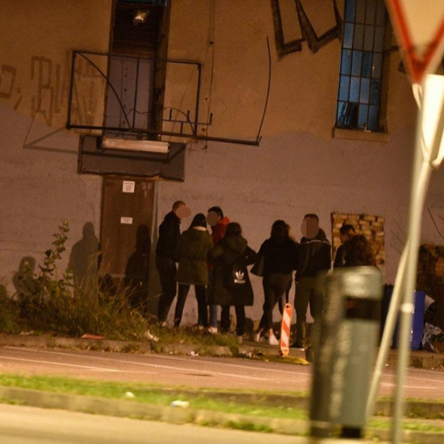 Mladi ulaze u noćni klub Paromlin