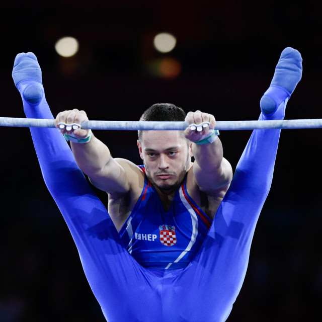 13 October 2019, Baden-Wuerttemberg, Stuttgart: Gymnastics: World Championships, apparatus finals, men: Tin Srbic from Croatia performs on high bar. Photo: Tom Weller/dpa