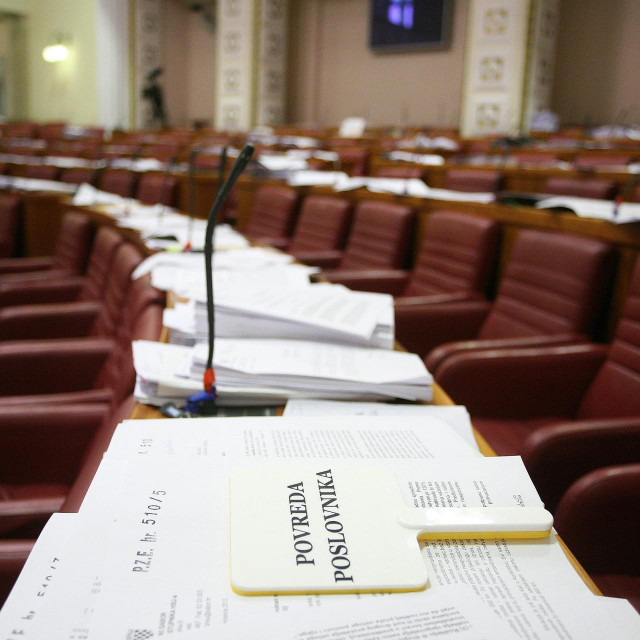 Zagreb, 111213.
Markov trg.
Sabor.
Redovita sjednica Sabora s raspravom o konacnom prijedlogu Zakona o mirovinskom osiguranju.
Na fotografiji: prazna sabornica.