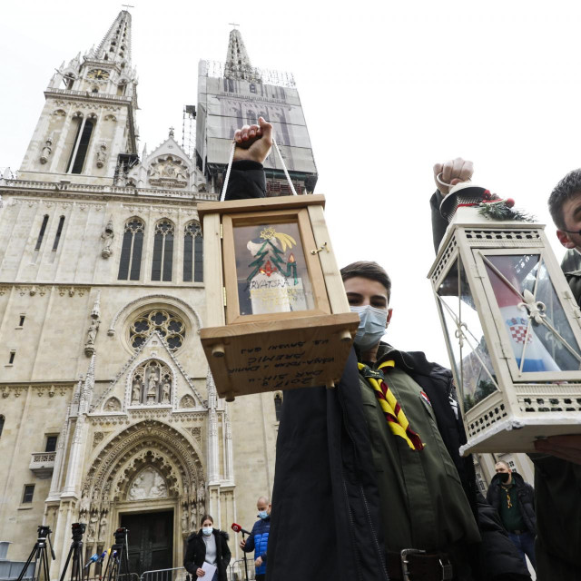 Betlehemsko svjeto mira ispred zagrebačke Katedrale
