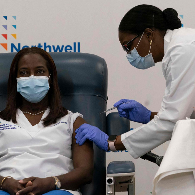 Liječnica Michelle Chester cijepi Sandru Lindsay