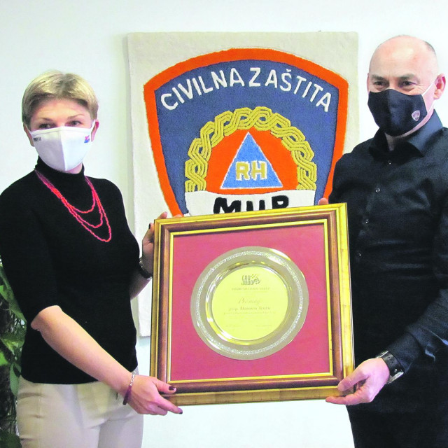 Damir Trut prima plaketu zahvale
