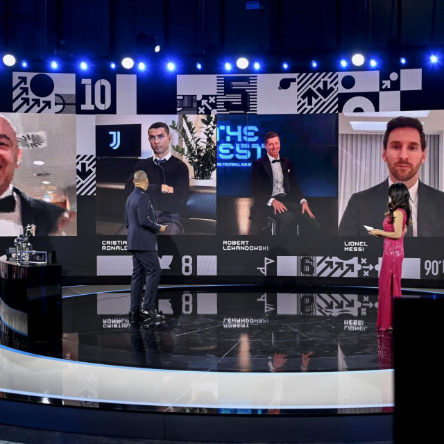 Slijeva nadesno: Čelnik FIFA-e Gianni Infantino kraj nominiranih Cristiana Ronalda, Roberta Lewandowskog i Lionela Messija tijekom ceremonije dodjele nagrada