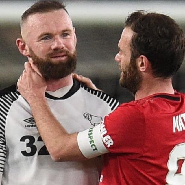 Wayne Rooney i Juan Mata u srdačnom razgovoru