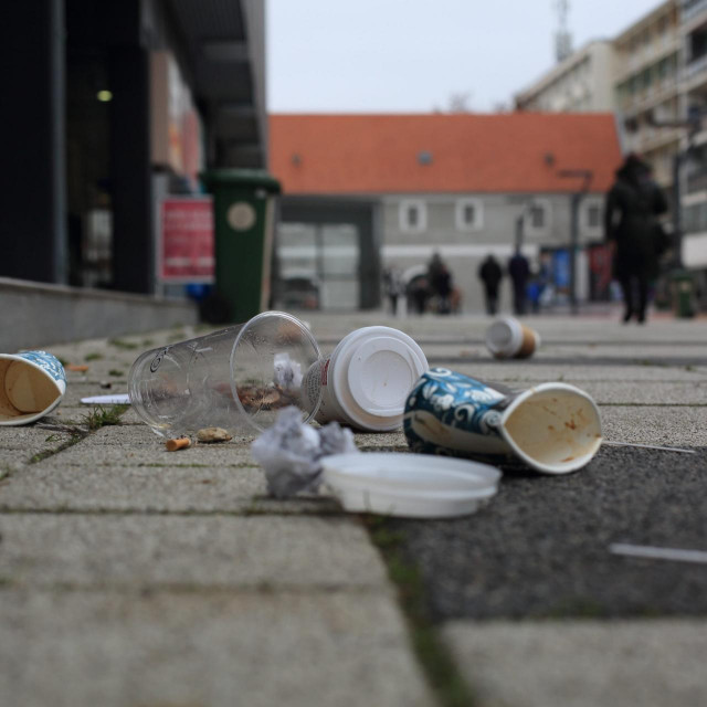 Smeće na Trgu slobode
