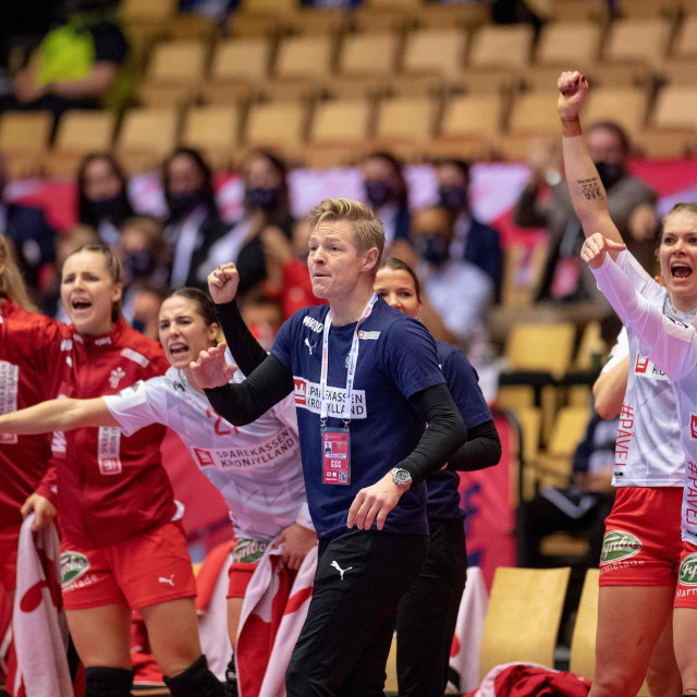 Danski izbornik Jesper Jensen s igračicama tijekom polufinala protiv Norveške