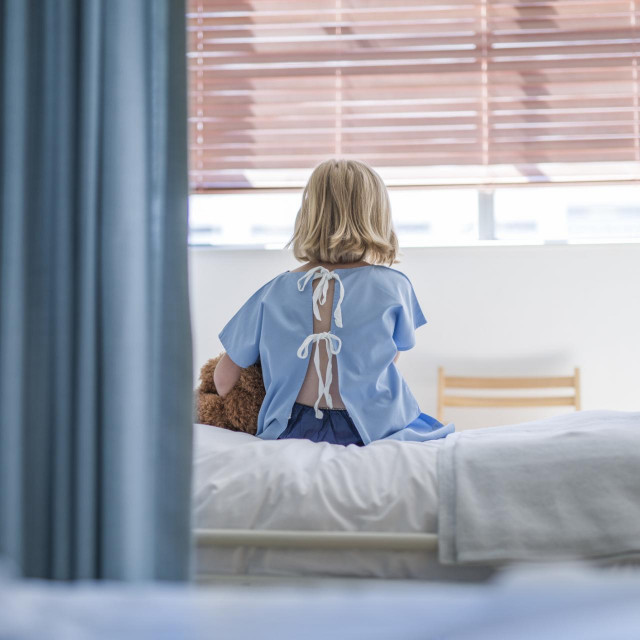 Volonteri Centra za psihološku podršku i razvoj „Pričaj mi“ od 2012. pružaju podršku hospitaliziranoj djeci kroz tjedne posjete volontera koji uprizoruju priče i predstave za djecu u bolnicama