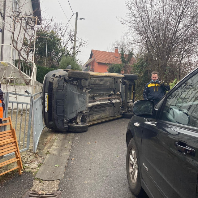 Dostavno vozilo Hrvatske pošte završilo je na boku