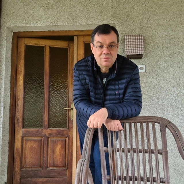 Damir Bajs izađe na terasu kuće svoje pokojne majke kada mu dosadi zatvoren prostor i zaželi se svježeg zraka