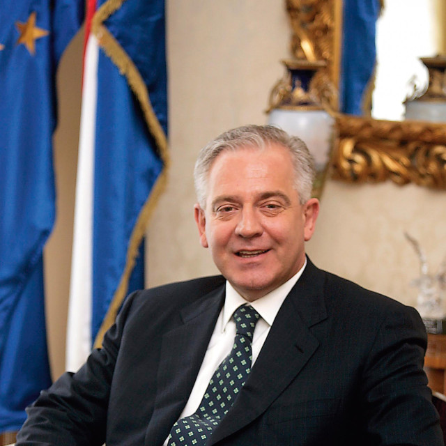 Globus podvlači crtu pod 2006. godinu i ocjenjuje Sanaderov man­dat. Premijer se morao suočiti s nizom afera, ali se izvukao jer u oporbi nema opasna protivnika