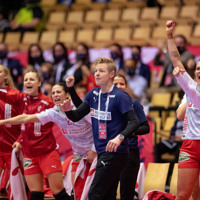 Danski izbornik Jesper Jensen sa svojim igračicama