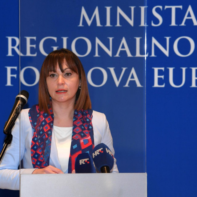 Zagreb, 171220.
Ministrica regionalnoga razvoja i fondova EU, Natasa Tramisak i ravnatelj agencije za financiranje i ugovaranje programa i projekata EU, Tomislav Petric urucili su ugovore gradonacelniku Grada Vukovara Ivanu Penavi. Rekonstrukcija zgrade Radncki dom u Borovu naselju i prenamjena u prostor Veleucilista Lavoslav Ruzicka u Vukovaru. Te projekt pod nazivom Izgradnja ekonomske skole Vukovar.
Na fotografiji: Natasa Tramisak.
