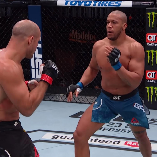 Junior Dos Santos i Ciryl Gane