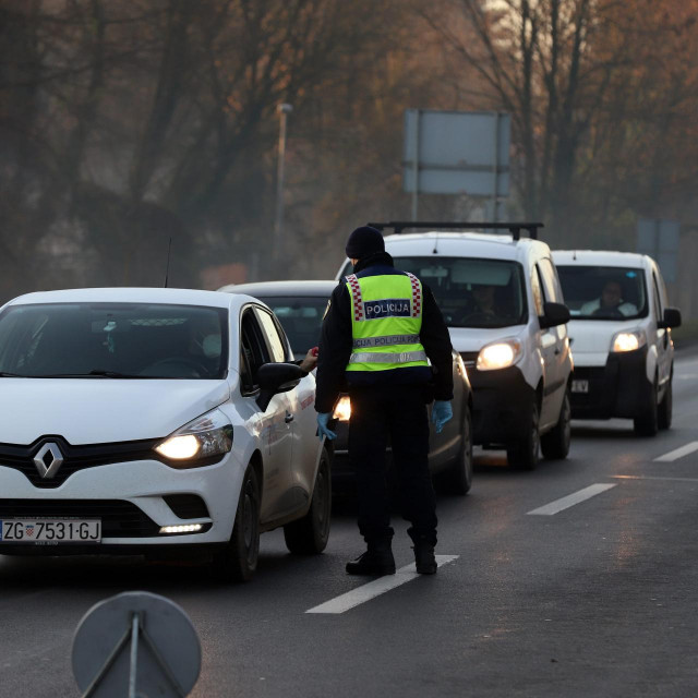 Od ponoći je na snazi zabrana kretanja izmedju županija radi suzbijanja epidemije koronavirusom. Policija na cestama provjerava imaju li svi putnici valjane propusnice.