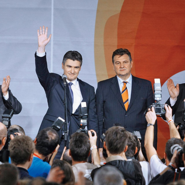 Večer izborne pobjede SDP-ove koalicije u prosincu 2011. – na pozornici su trijumfalni Milanović, Čačić i ostatak Kukuriku-ekipe